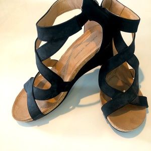 Adrienne Vittadini Woman's Size 9.5 Thayer Wedge Sandal Zip closure Suede Black.